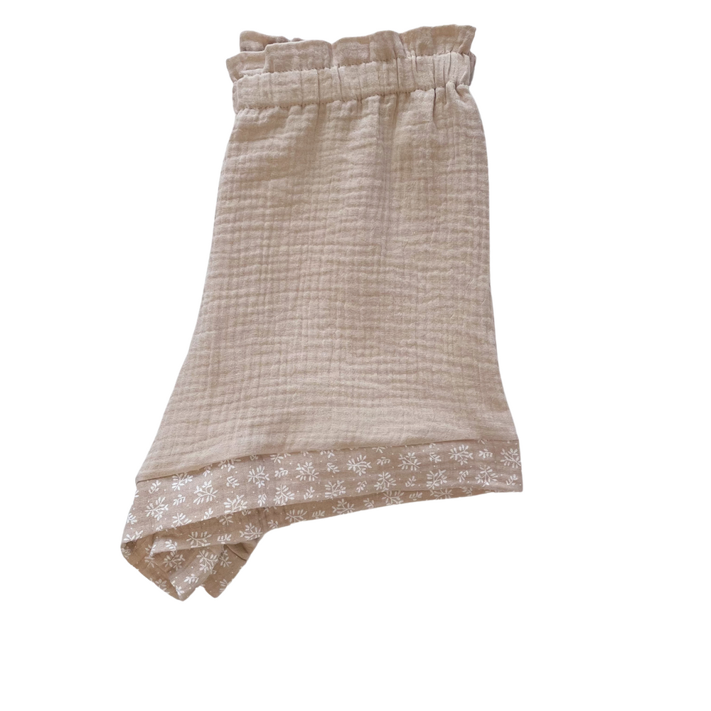 
                      
                        Muslin ruffle shorts / beige
                      
                    