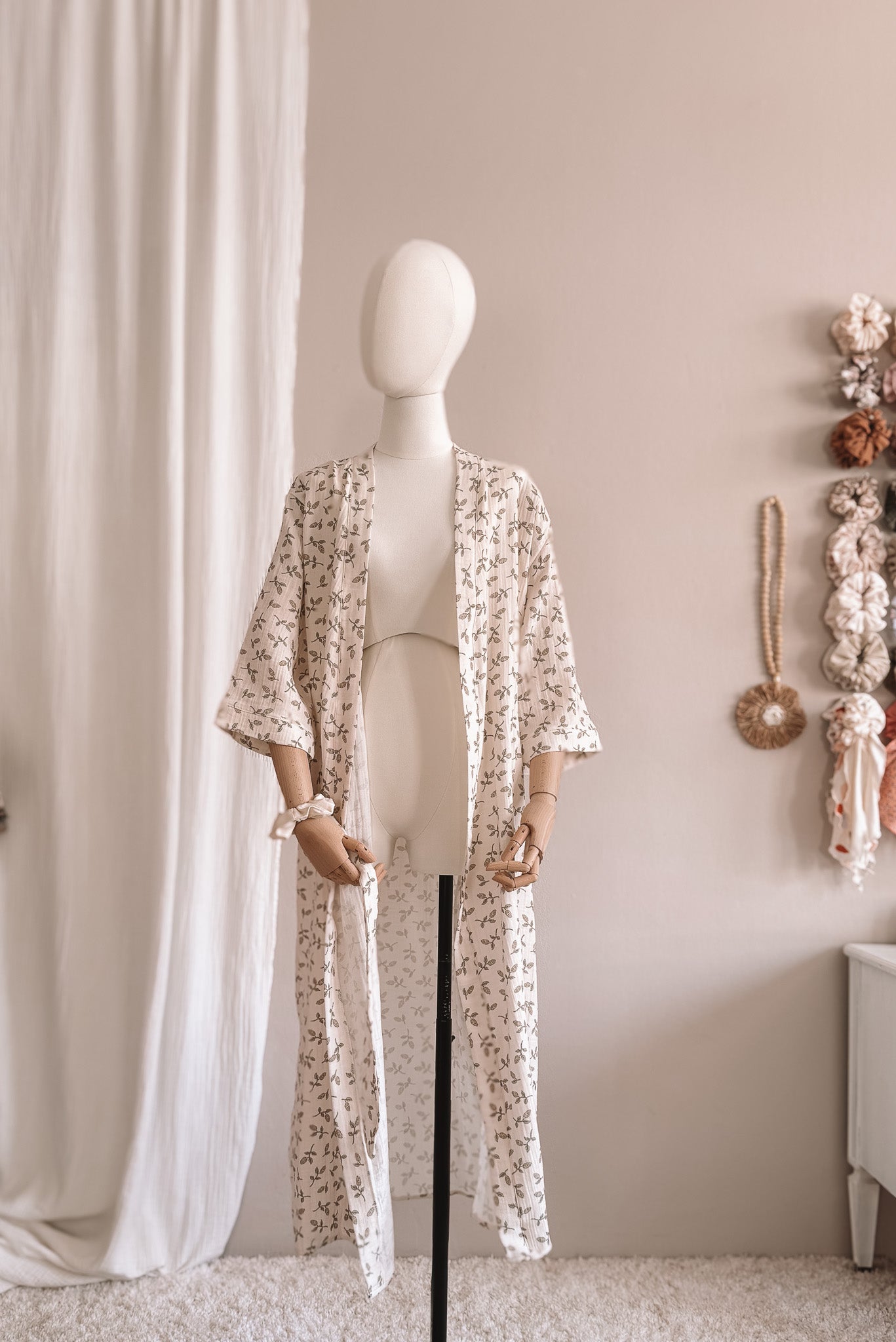 Load image into Gallery viewer, Muslin robe  / just floral
