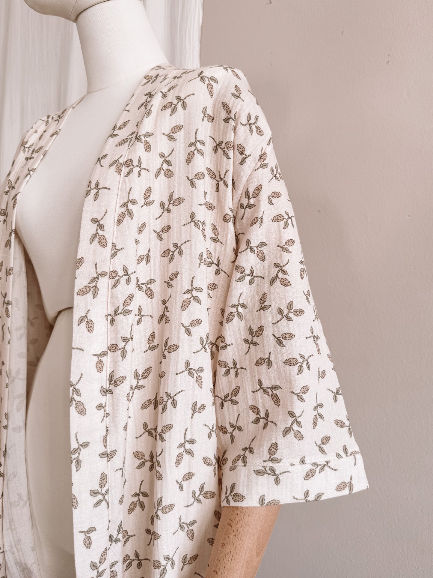 Load image into Gallery viewer, Muslin robe  / just floral

