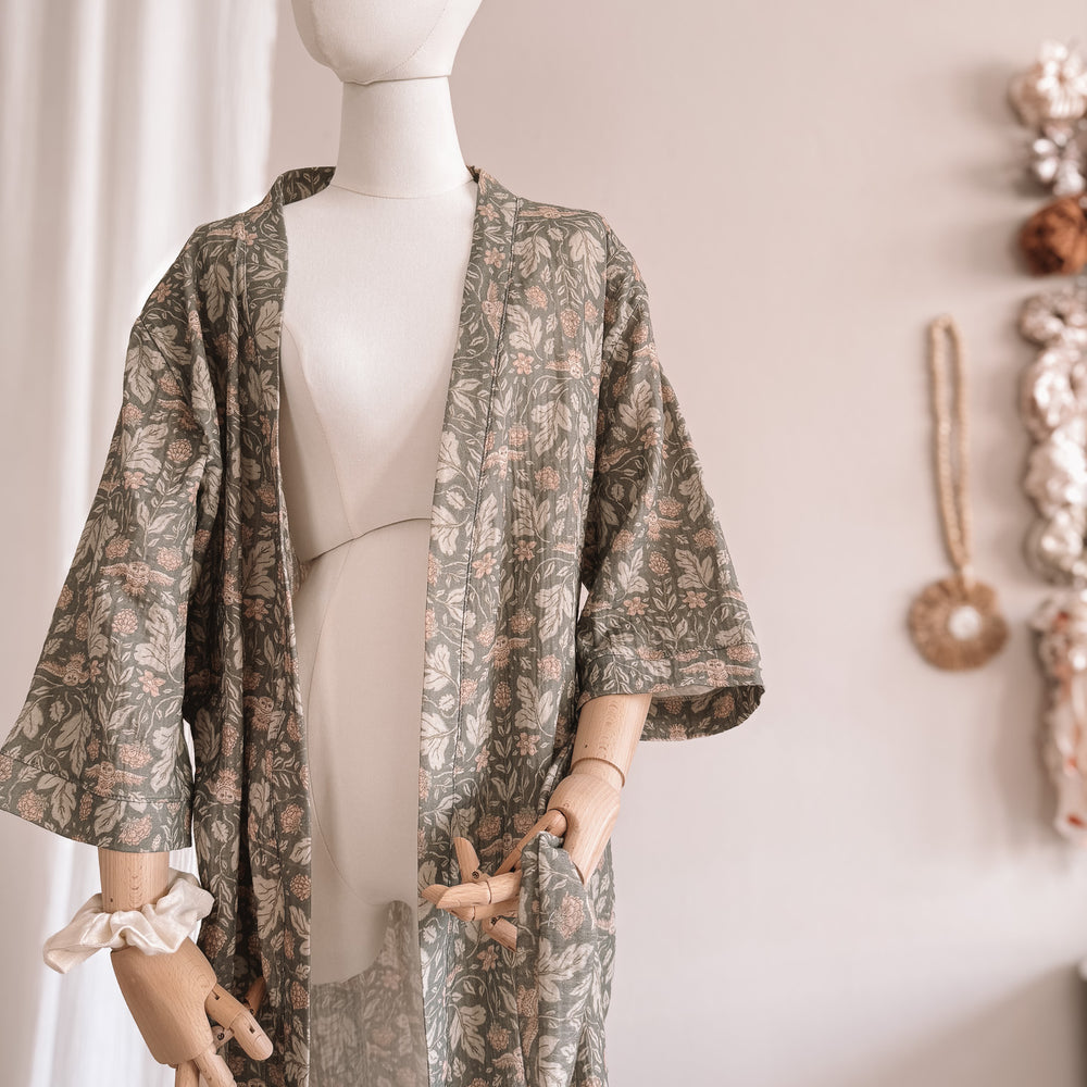 
                      
                        Muslin robe  / Botanical owls - forest green
                      
                    