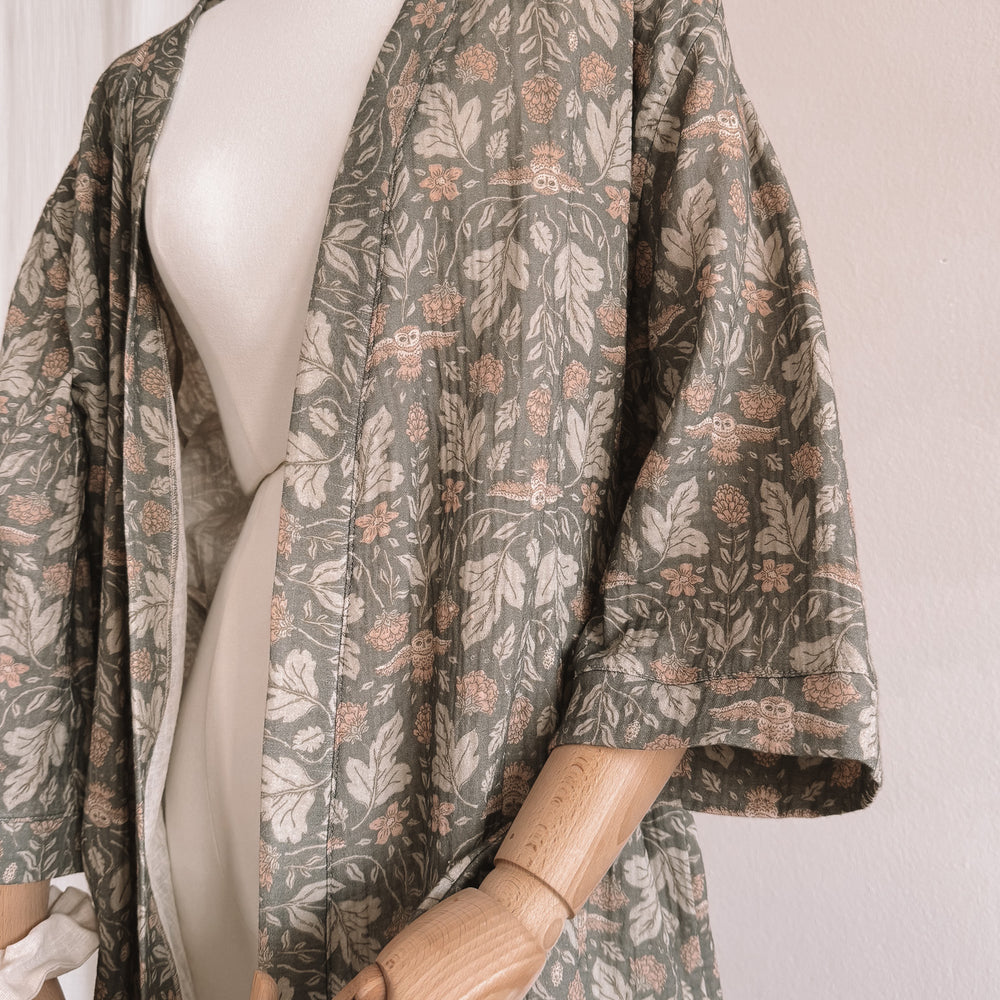 
                      
                        Muslin robe  / Botanical owls - forest green
                      
                    