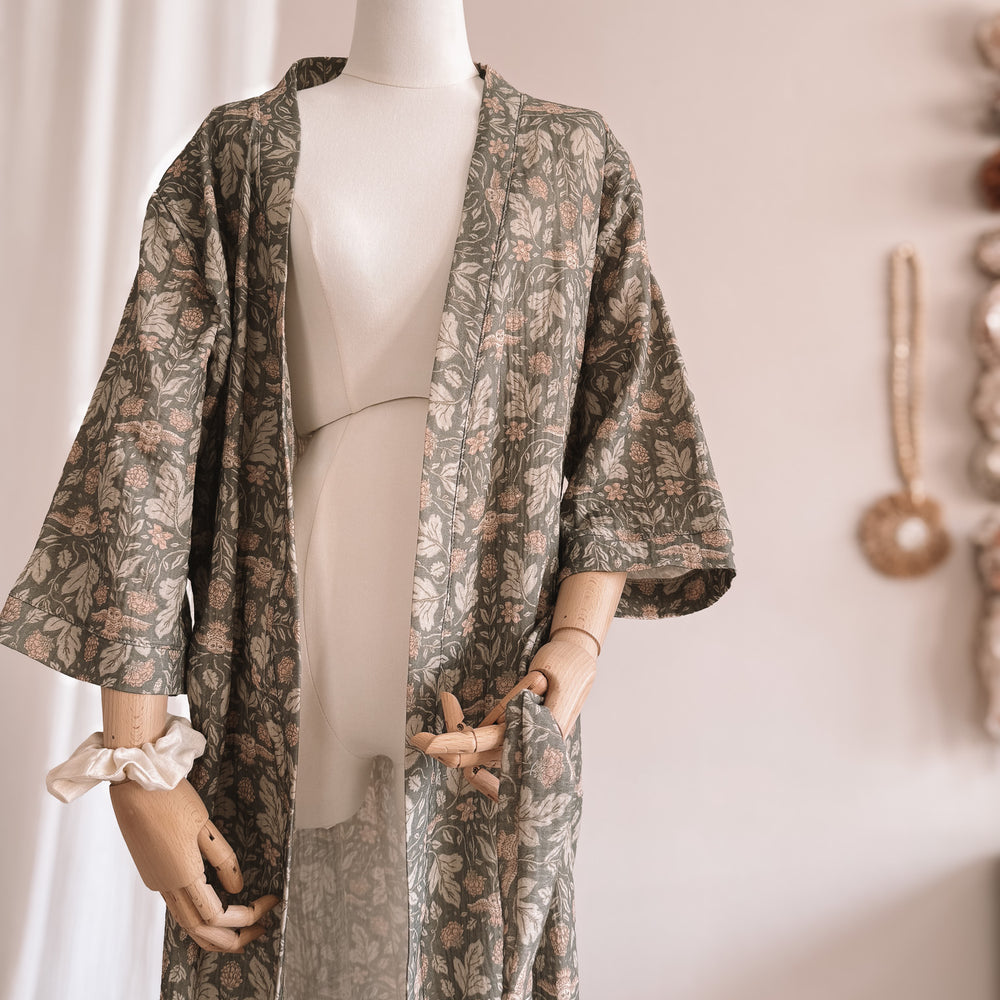 
                      
                        Muslin robe  / Botanical owls - forest green
                      
                    