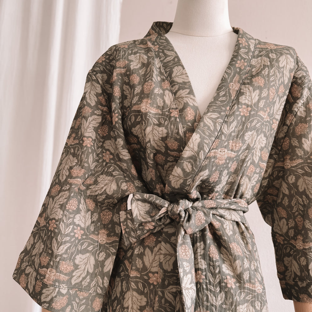 
                      
                        Muslin robe  / Botanical owls - forest green
                      
                    