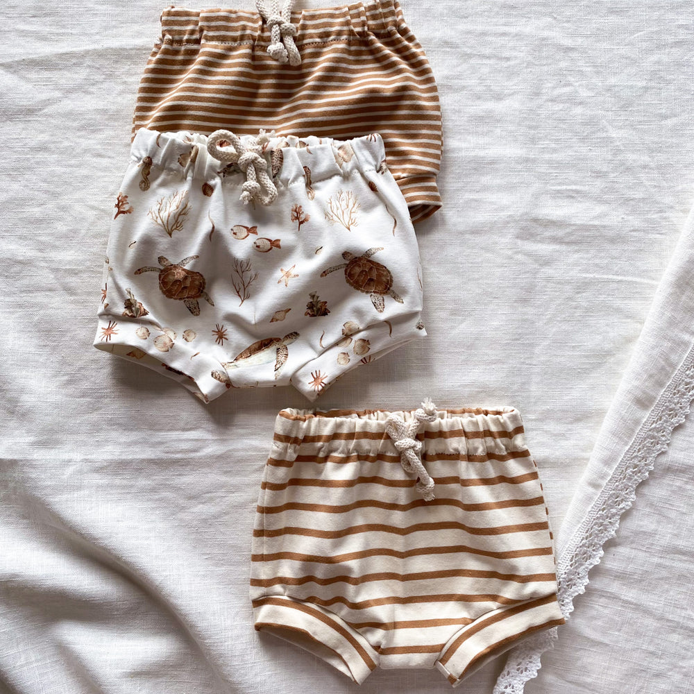 
                      
                        Baby boy shorts / caramel stripes
                      
                    