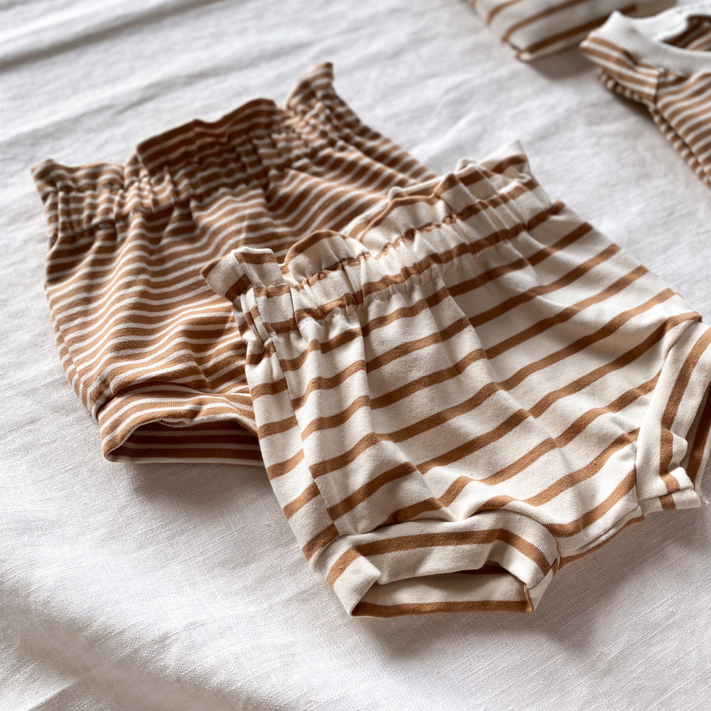 
                      
                        Girly ruffle shorts / caramel stripes
                      
                    