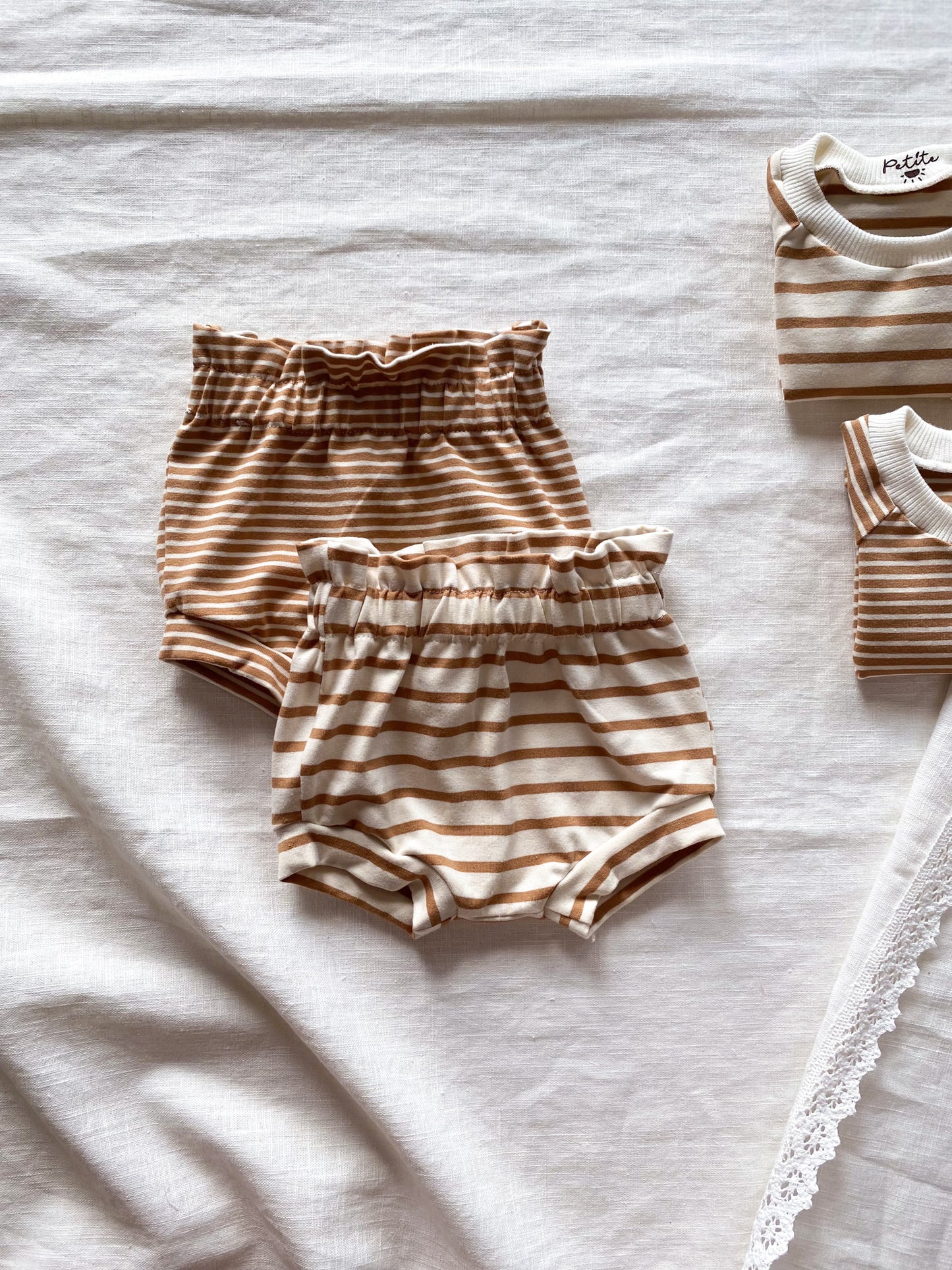Load image into Gallery viewer, Girly ruffle shorts / caramel stripes
