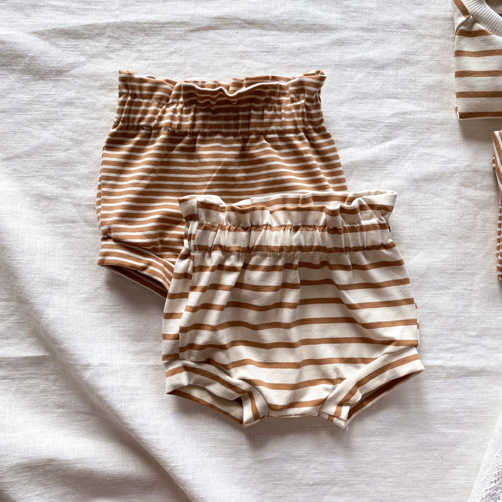 
                      
                        Girly ruffle shorts / caramel stripes
                      
                    