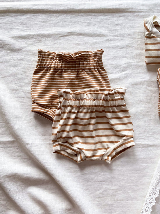 Load image into Gallery viewer, Girly ruffle shorts / caramel stripes
