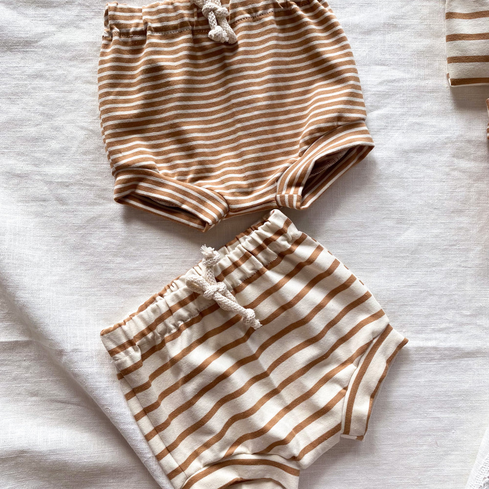 
                      
                        Baby boy shorts / caramel stripes
                      
                    