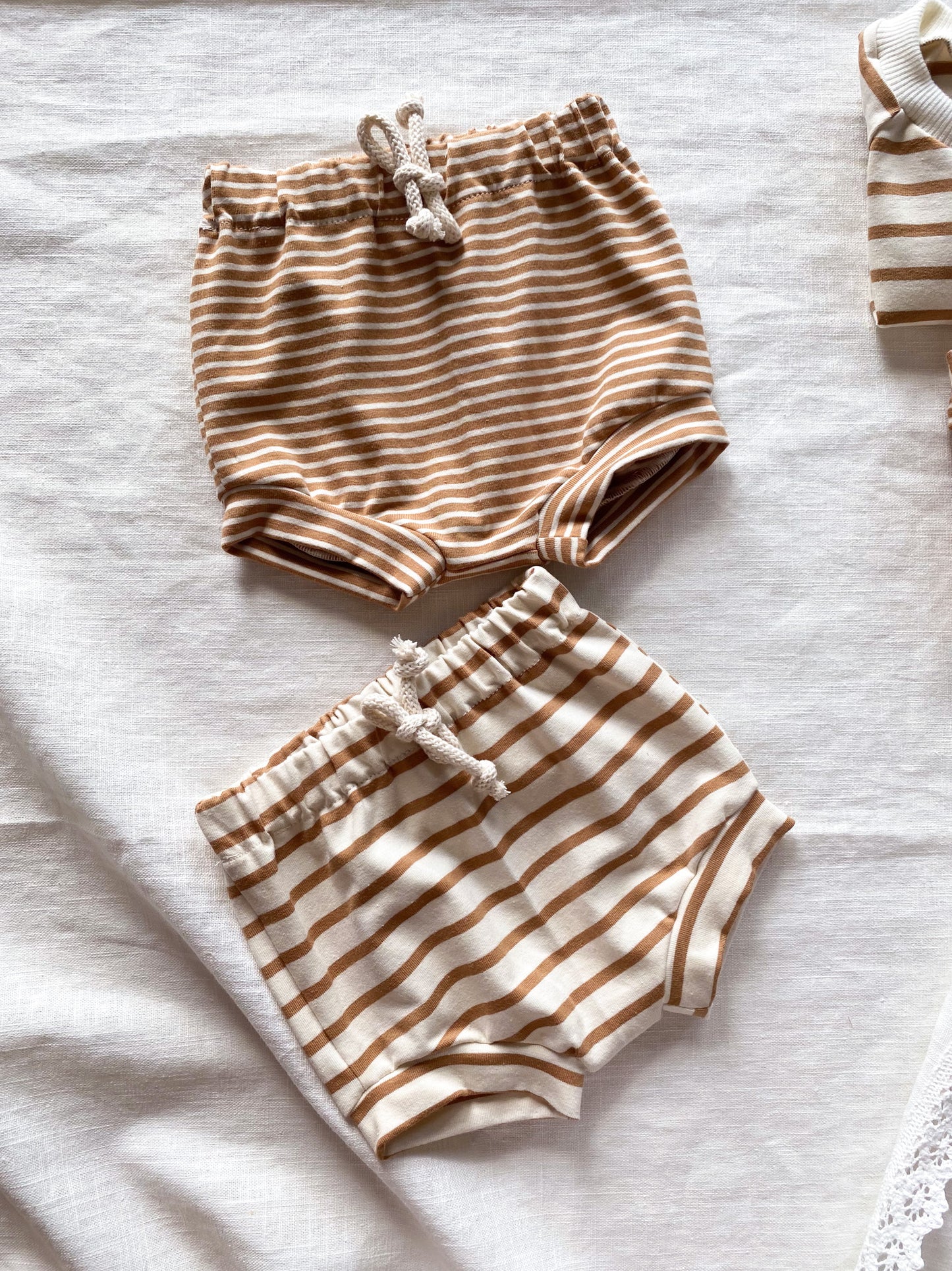 Baby boy shorts / caramel stripes