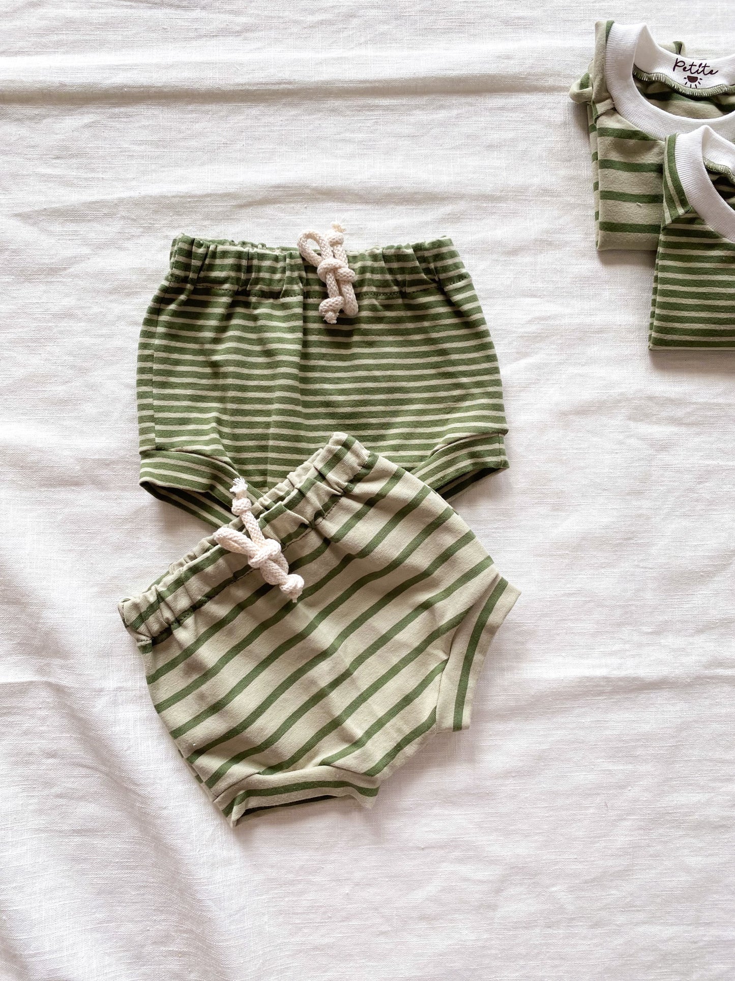 Baby boy shorts / olive stripes