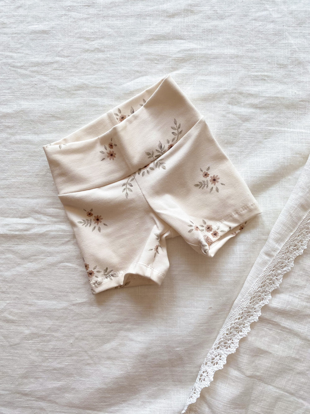 Girly bike shorts / vintage cream