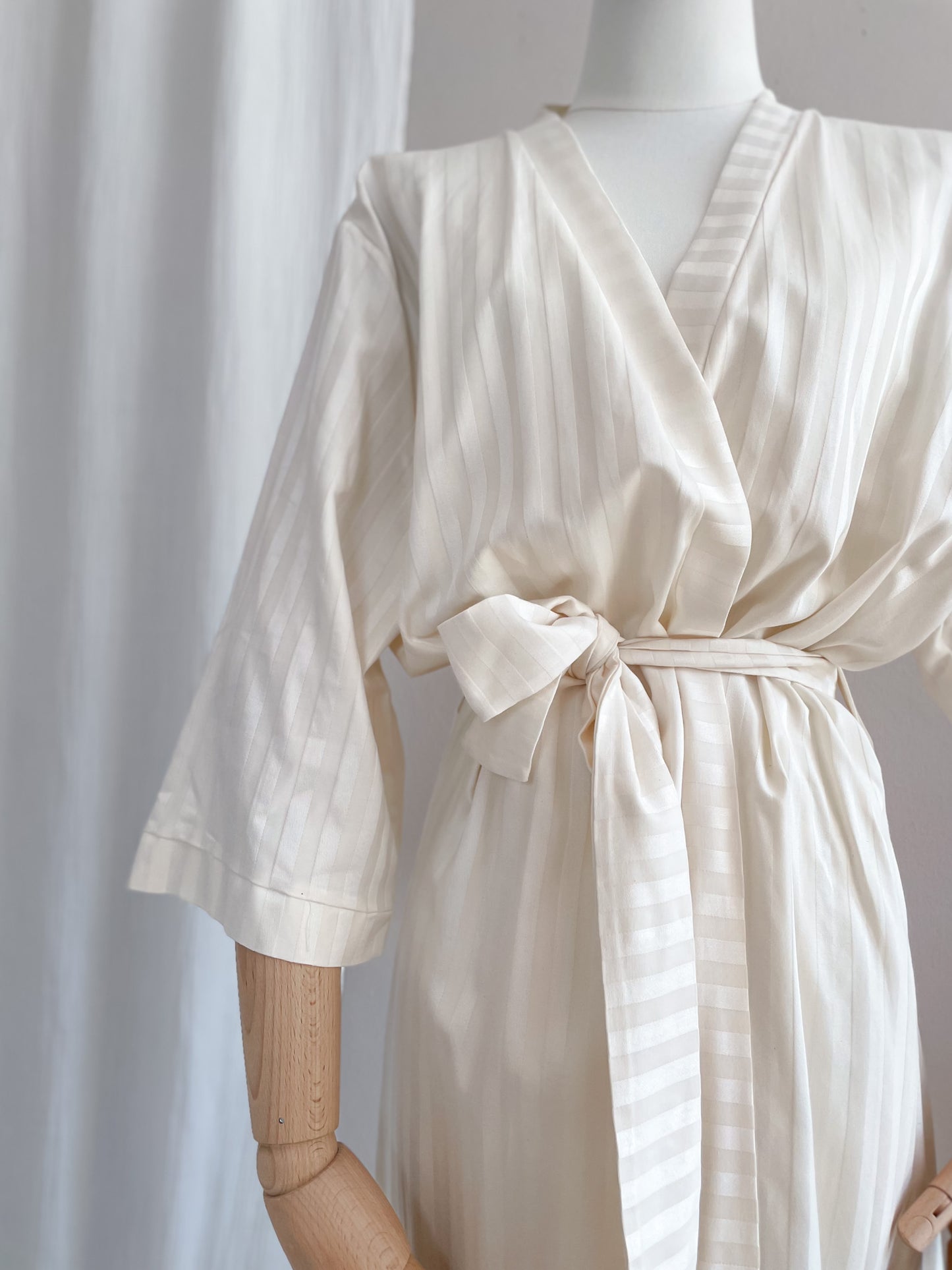Load image into Gallery viewer, Stripe viscose kimono / ivory
