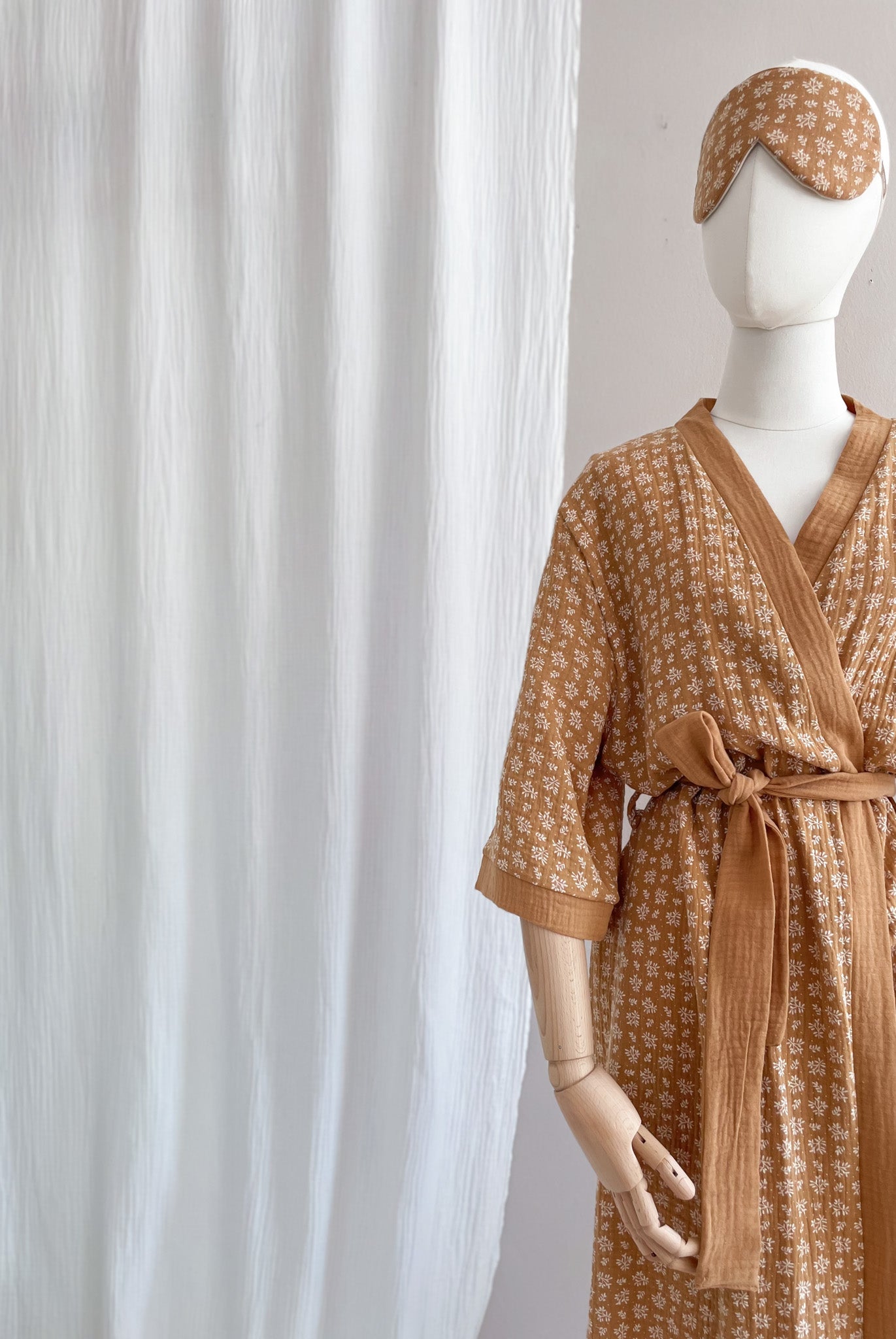 Load image into Gallery viewer, Muslin kimono /  branches - caramel
