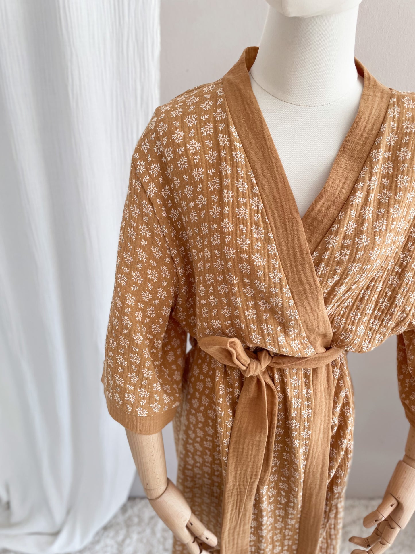 Load image into Gallery viewer, Muslin kimono /  branches - caramel
