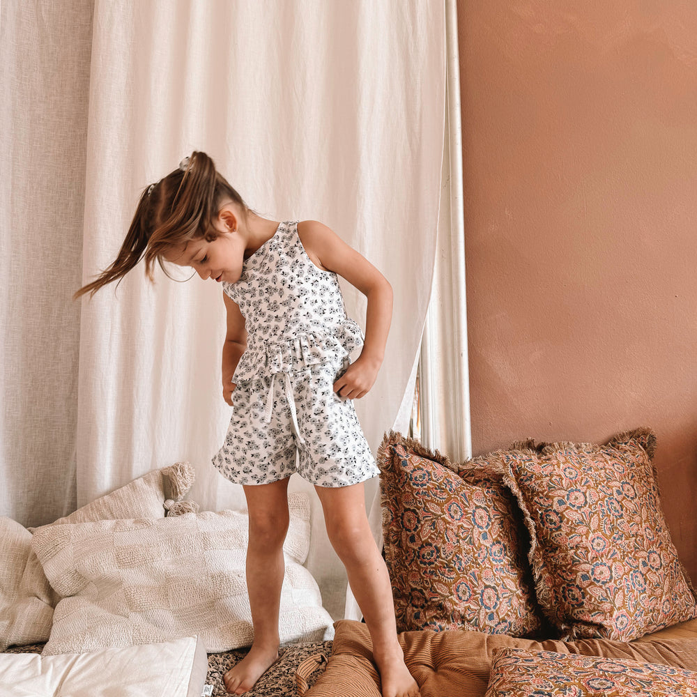 
                      
                        Linen shorts / tiny flowers - ivory + light blue
                      
                    