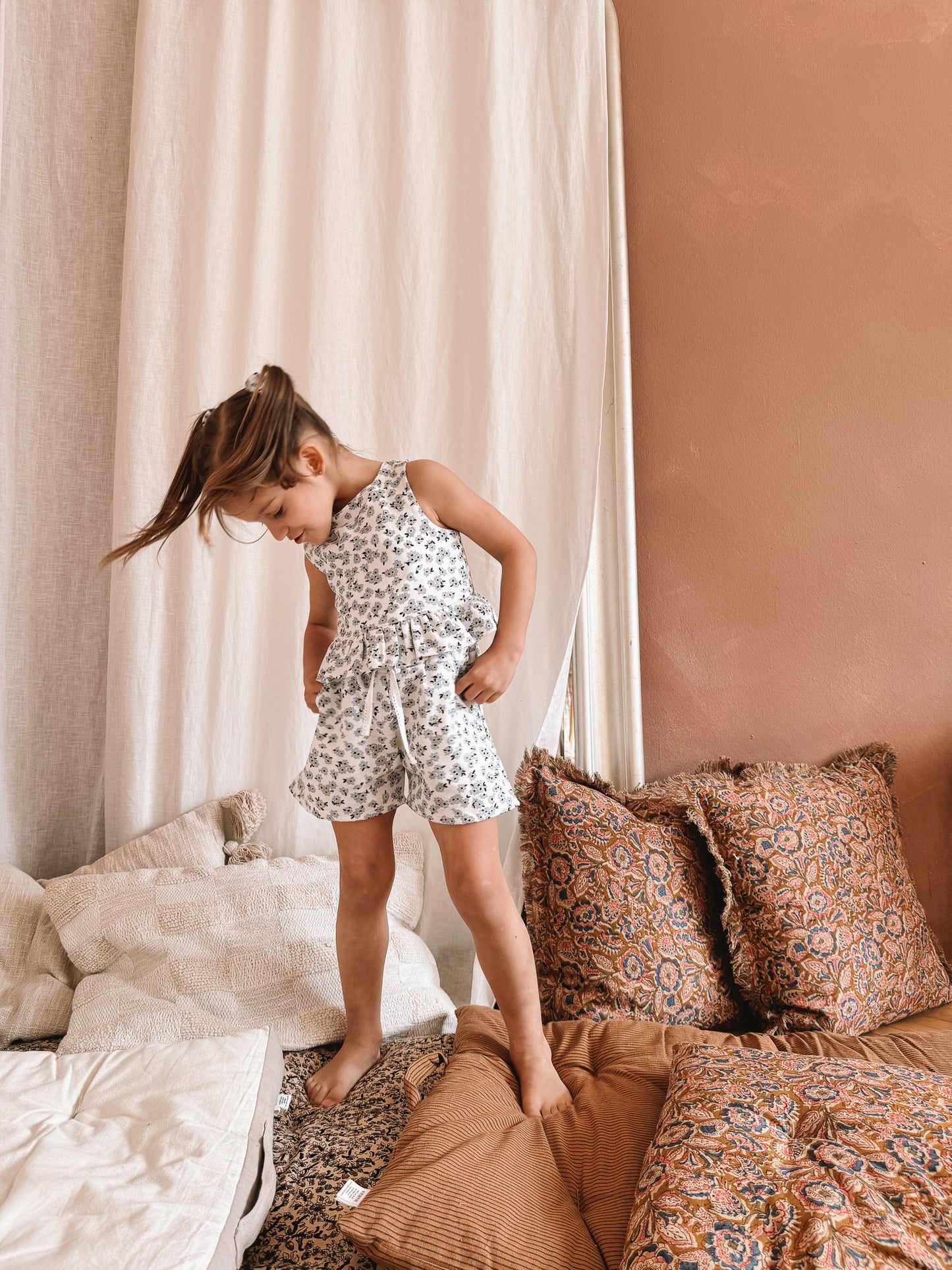 Linen shorts / tiny flowers - ivory + light blue