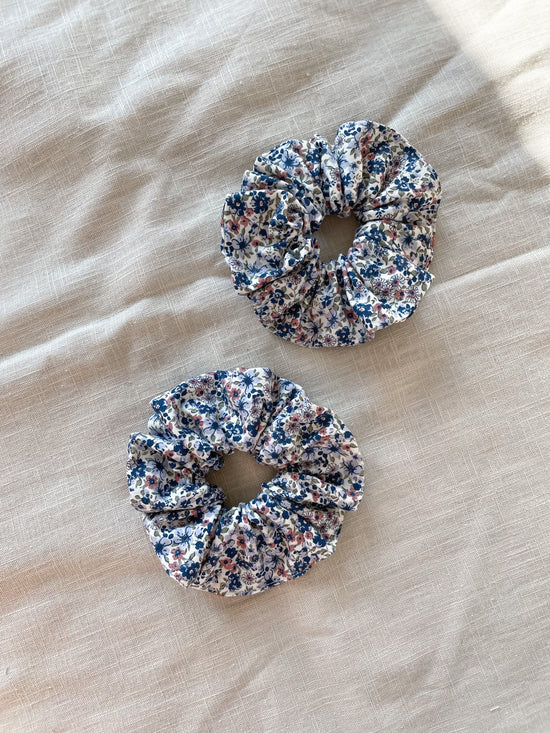 Scrunchie / ditsy floral - blue