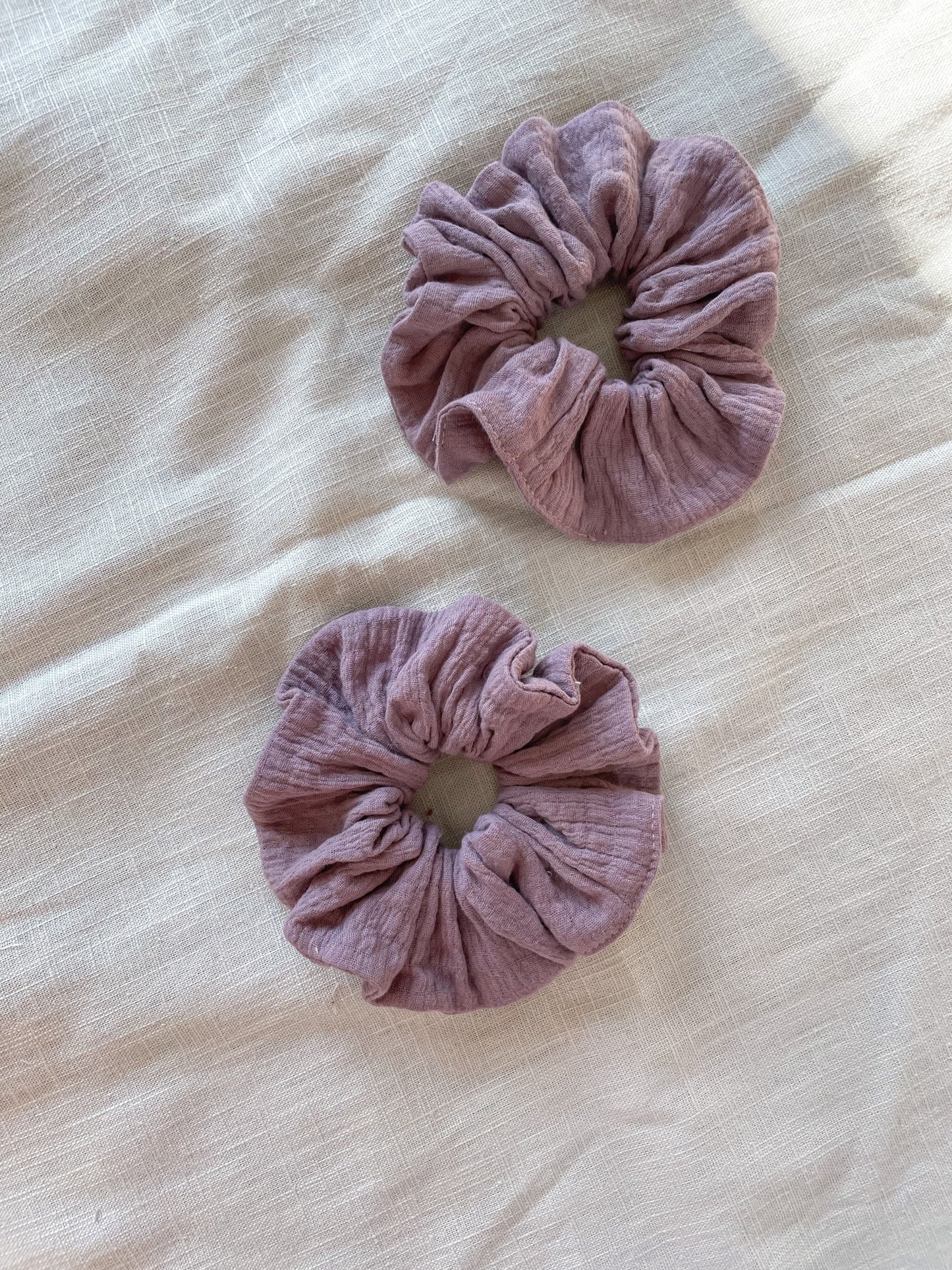 Load image into Gallery viewer, Scrunchie / crinkle muslin - violet
