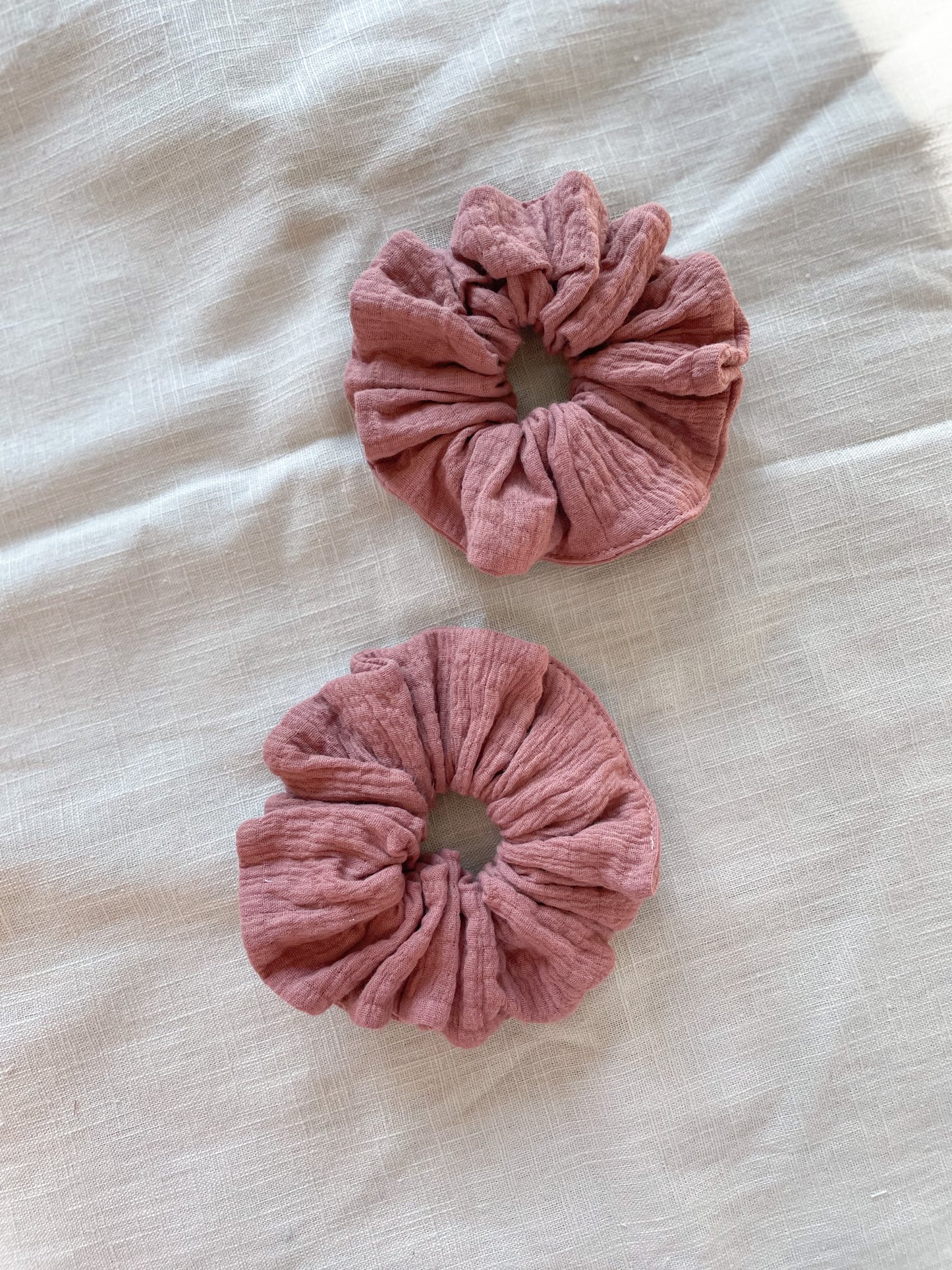 Load image into Gallery viewer, Scrunchie / crinkle muslin - clay
