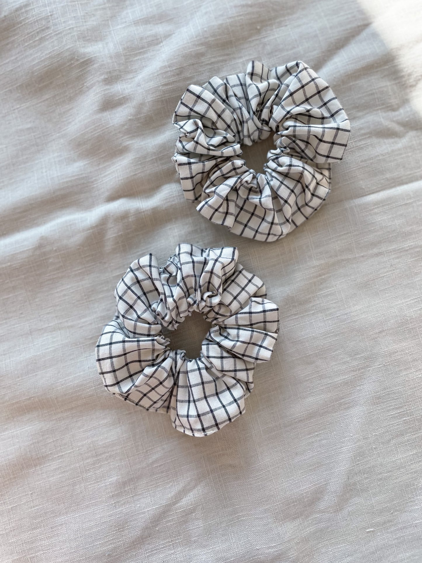 Load image into Gallery viewer, Scrunchie / checkers - ivory

