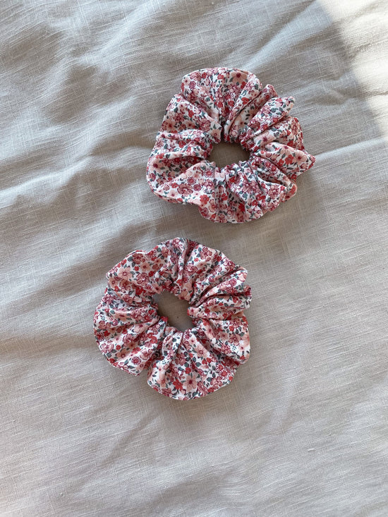 Load image into Gallery viewer, Scrunchie / ditsy floral - burgundy
