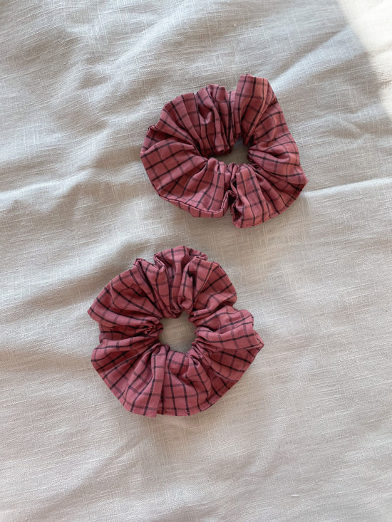 Load image into Gallery viewer, Scrunchie / checkers - burgundy
