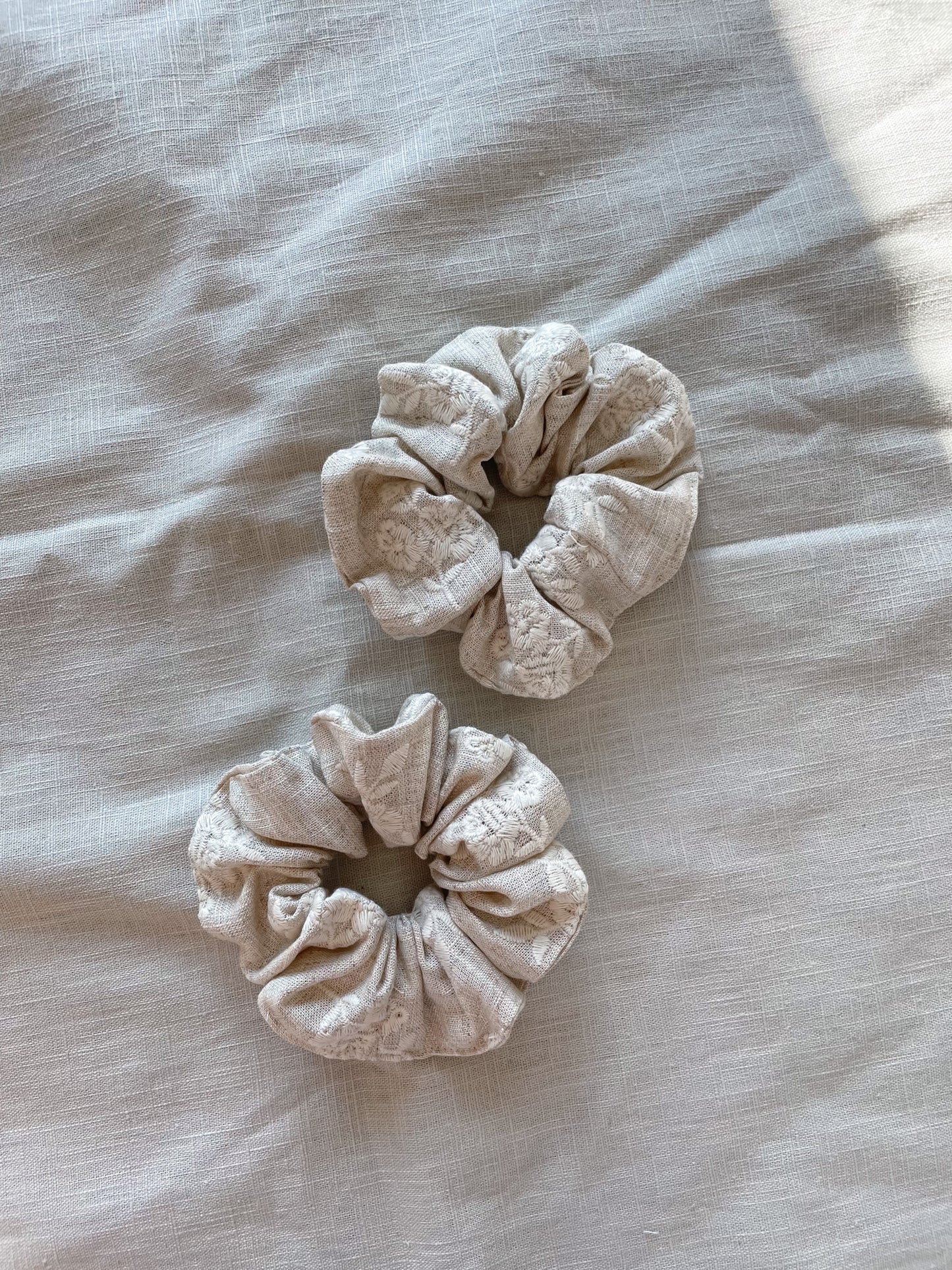 Load image into Gallery viewer, Scrunchie / embroidered linen
