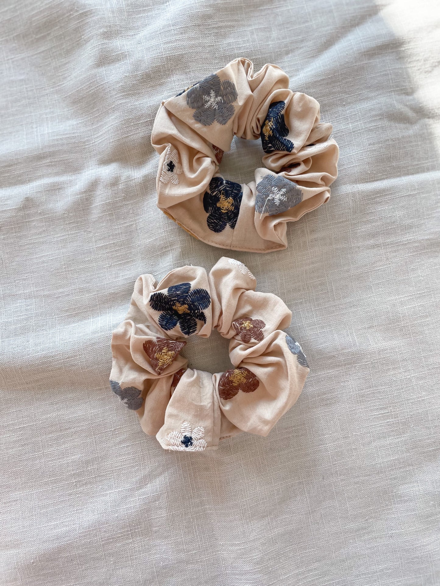 Load image into Gallery viewer, Scrunchie / embroidered cotton - boho beige
