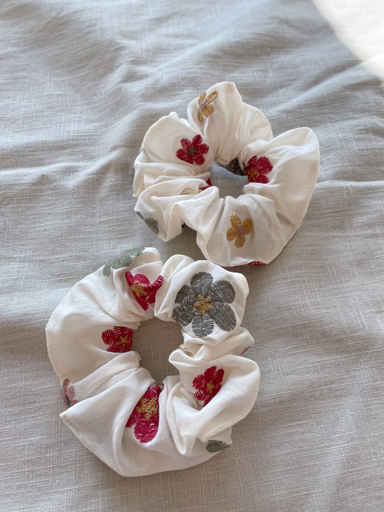 Scrunchie / embroidered cotton - boho ivory