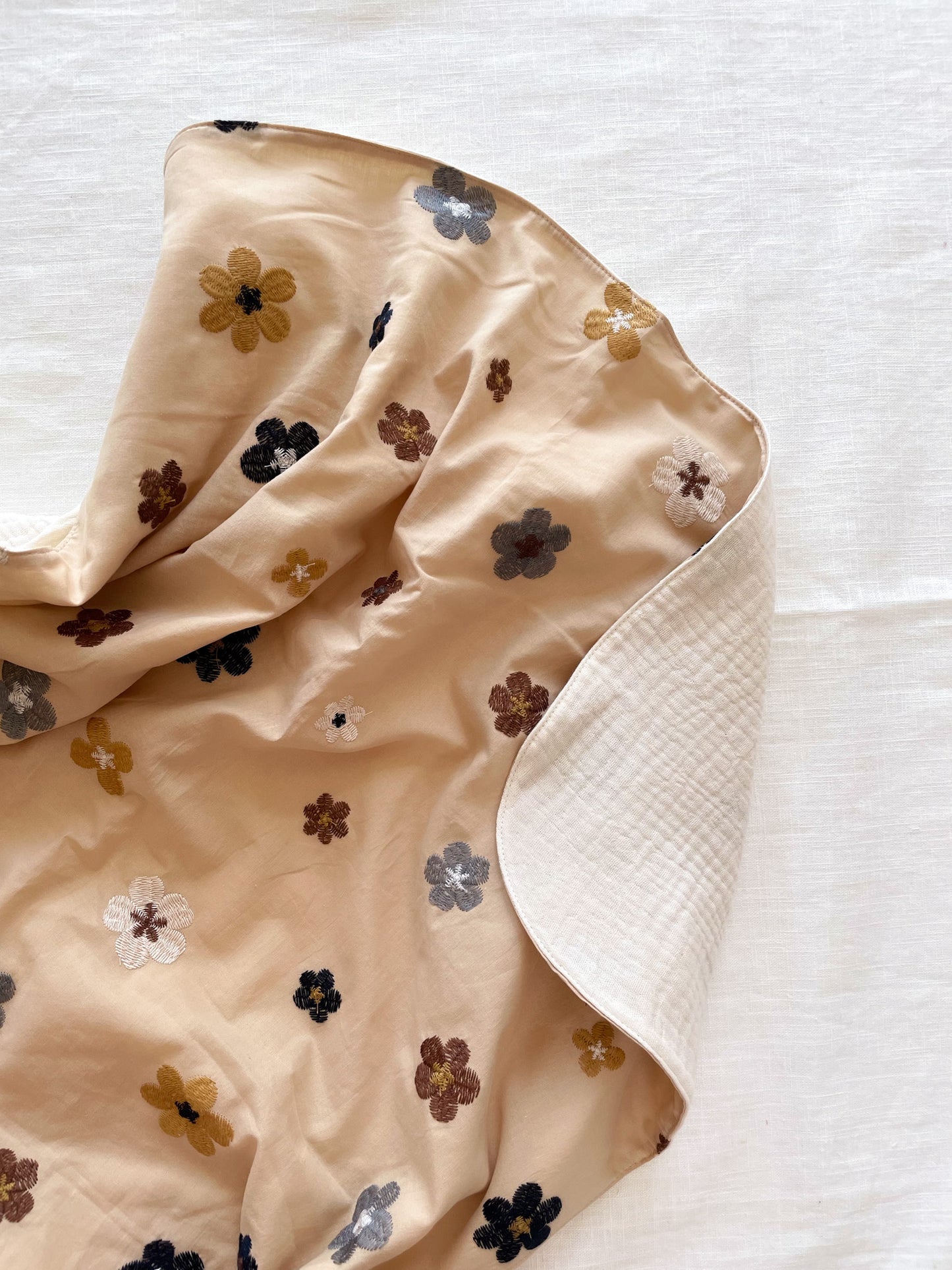 Baby blanket / embroidered boho flowers - beige