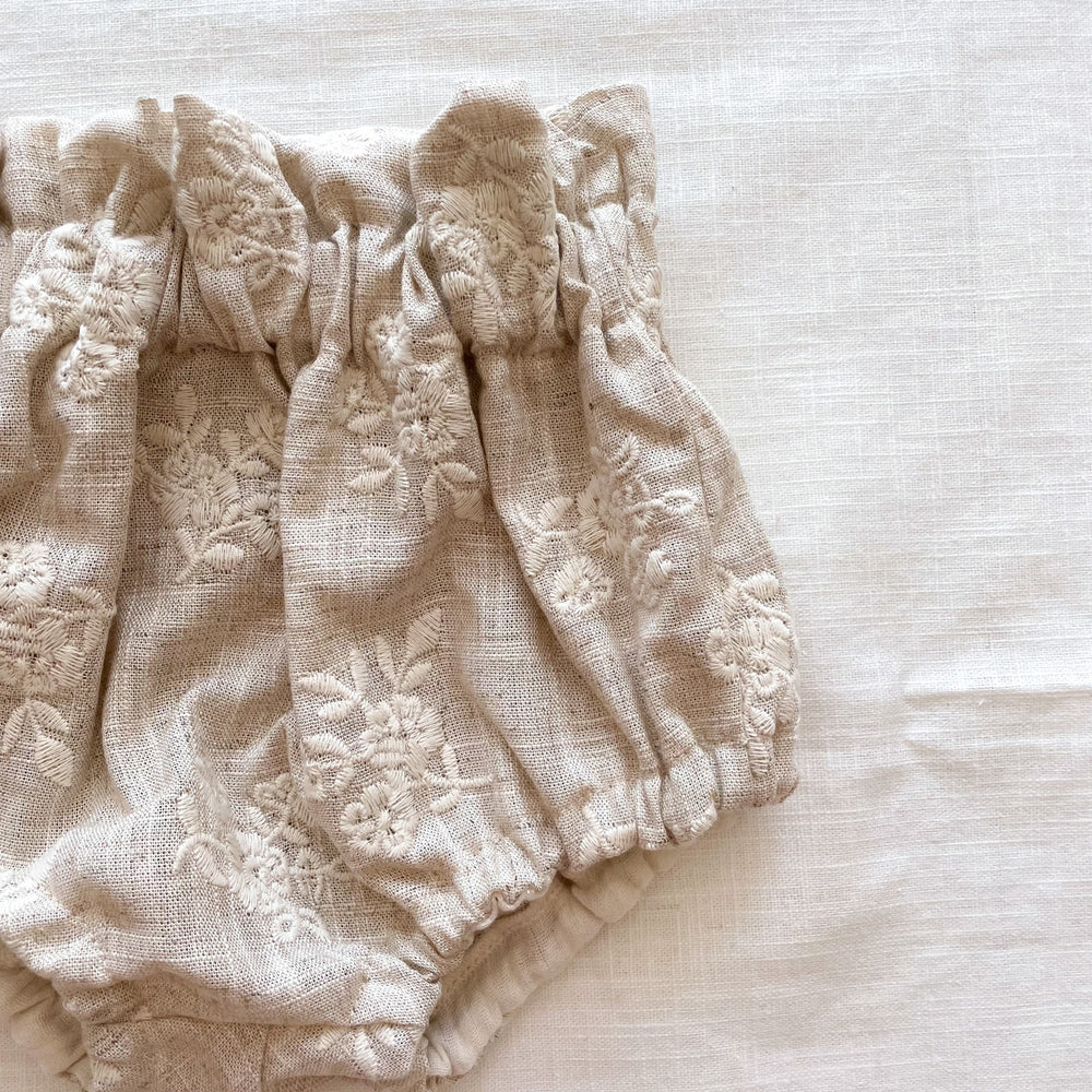 
                      
                        Baby bloomers / linen embroidered bouquets
                      
                    