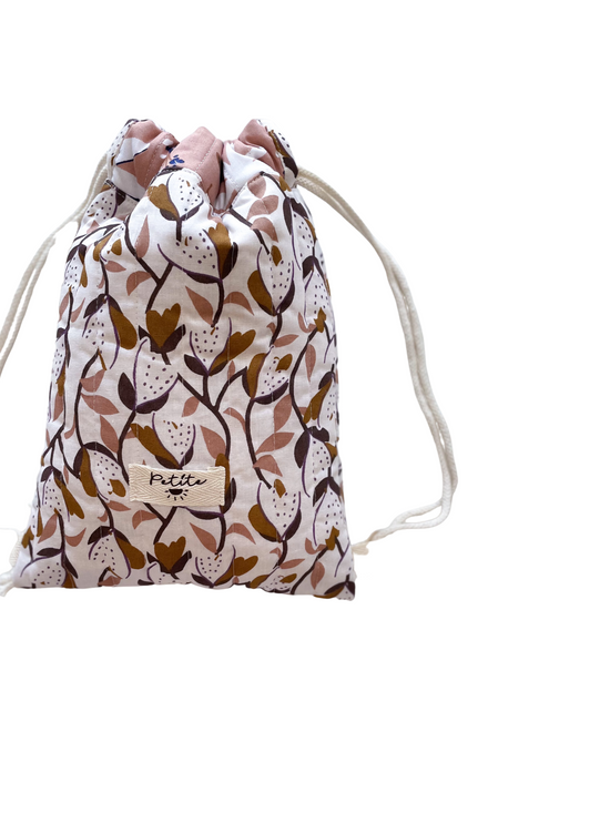 Load image into Gallery viewer, Quilted drawstring backpack / floral ivory
