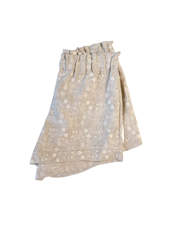 Linen ruffle shorts / embroidered floral