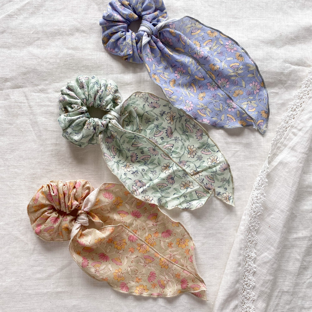 
                      
                        Wide viscose scrunchie + bow / linen
                      
                    