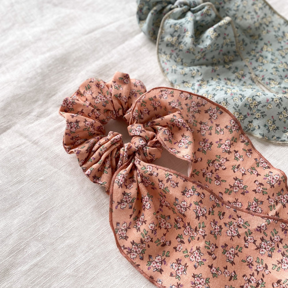 
                      
                        Wide scrunchie + bow / linen
                      
                    