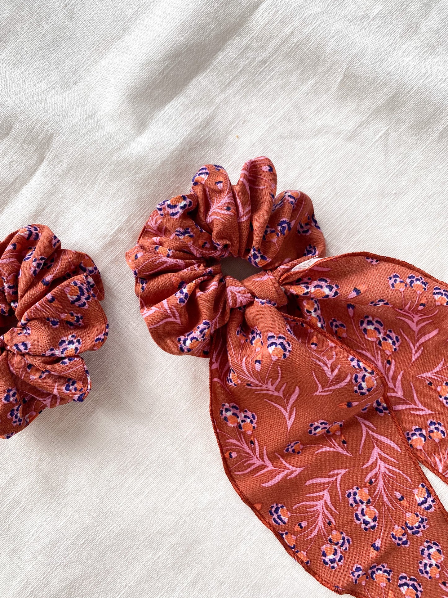 Load image into Gallery viewer, Wide scrunchie + bow / viscose
