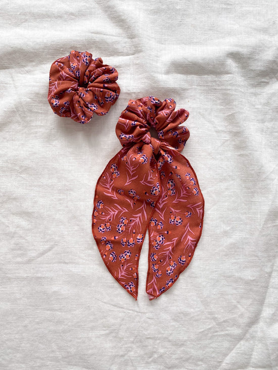 Load image into Gallery viewer, Wide scrunchie + bow / viscose
