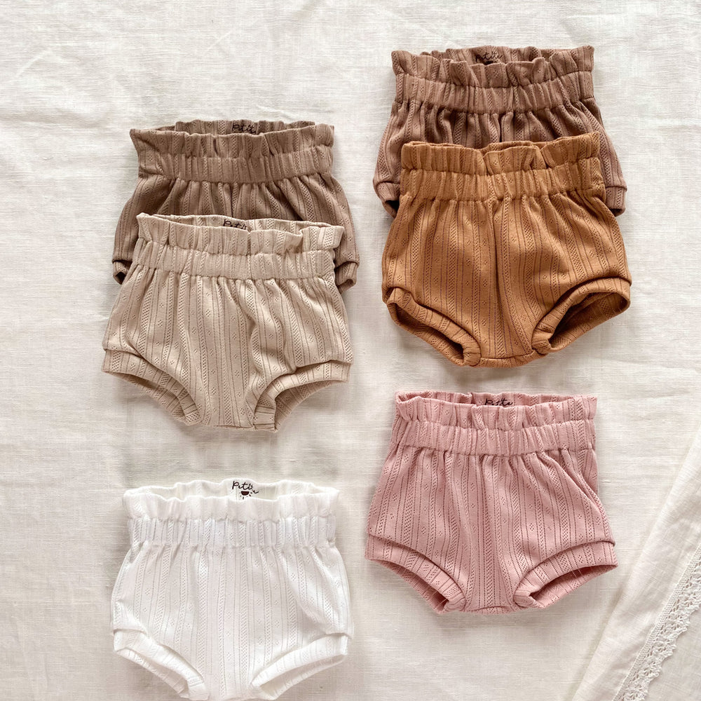 
                      
                        Girly pointoille ruffle shorts
                      
                    