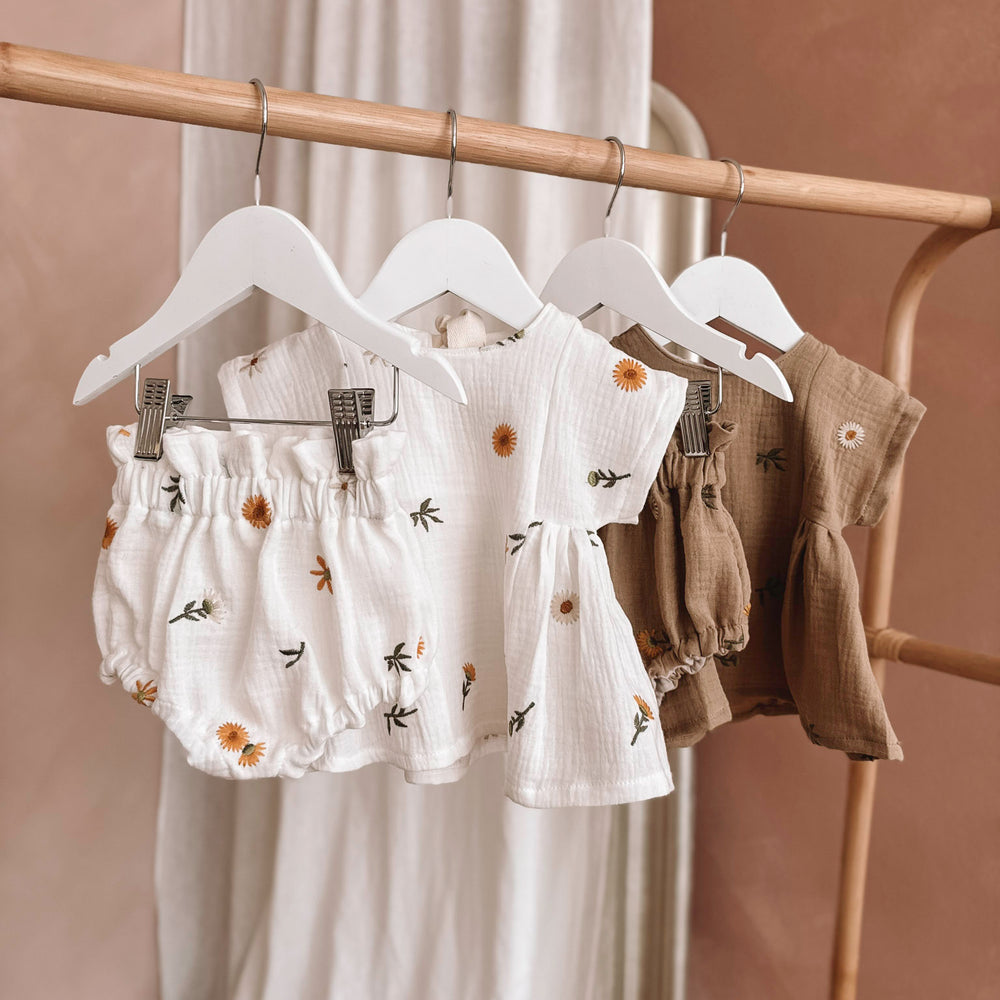 
                      
                        Baby bloomers / embroidered spring floral - beige
                      
                    