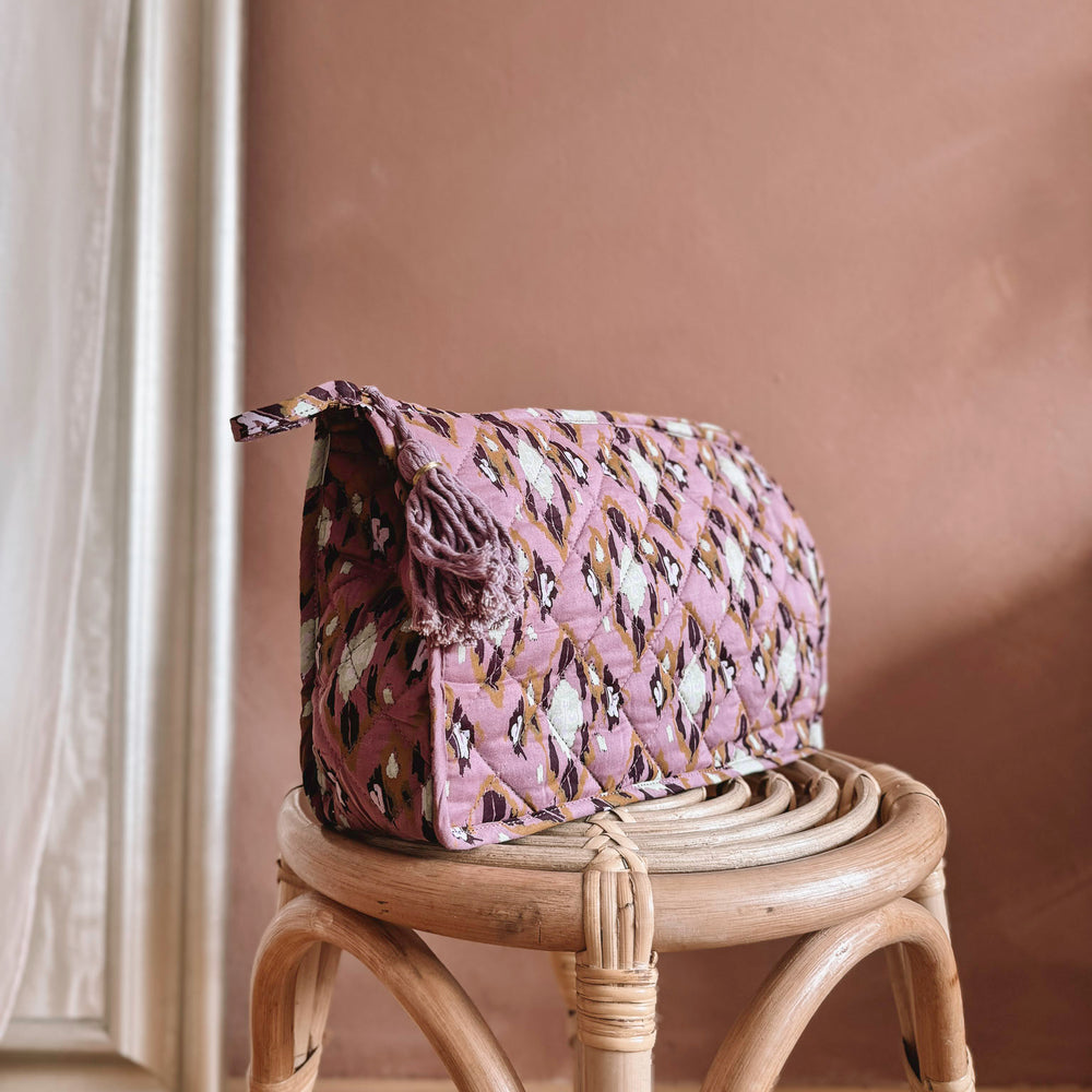 
                      
                        Quilted makeup bag / lilac
                      
                    