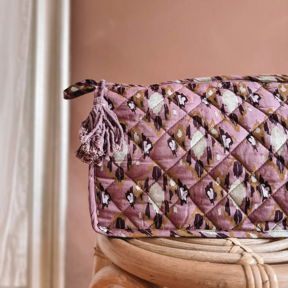 
                      
                        Quilted makeup bag / lilac
                      
                    