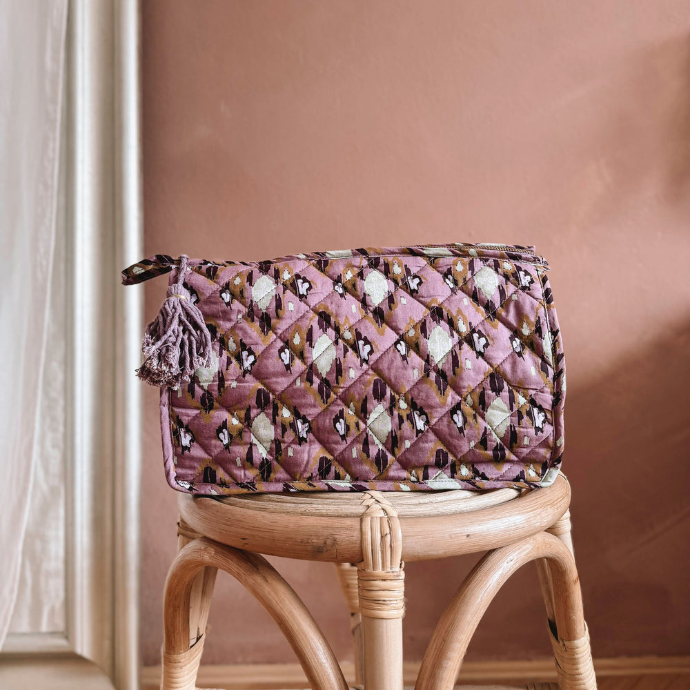 
                      
                        Quilted makeup bag / lilac
                      
                    