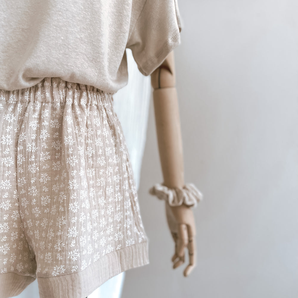 Muslin ruffle shorts / branches - beige