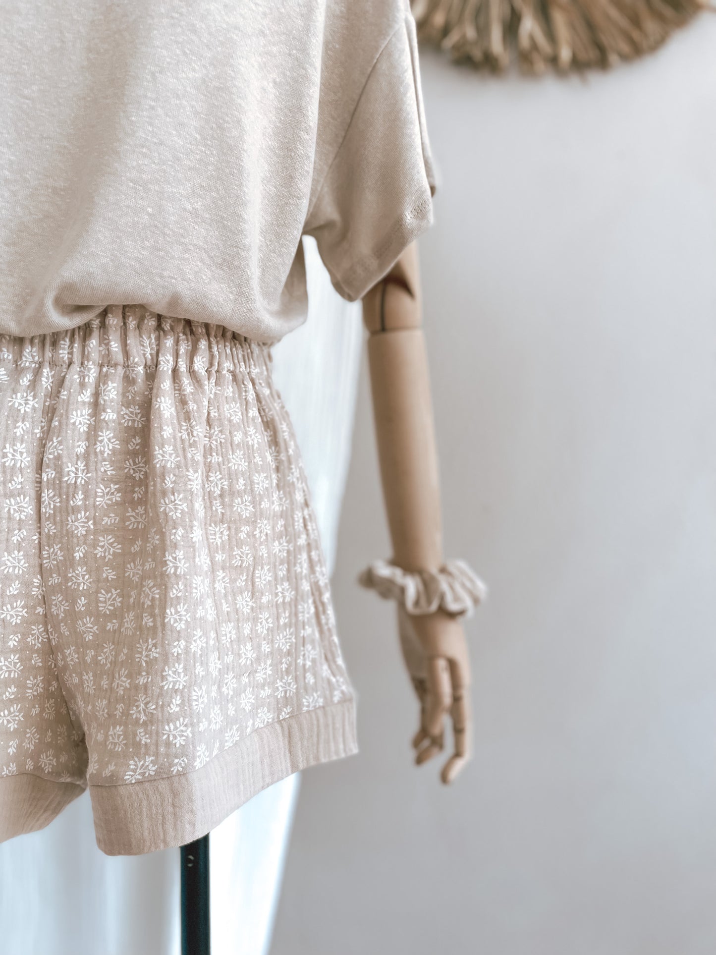 Muslin ruffle shorts / branches - beige