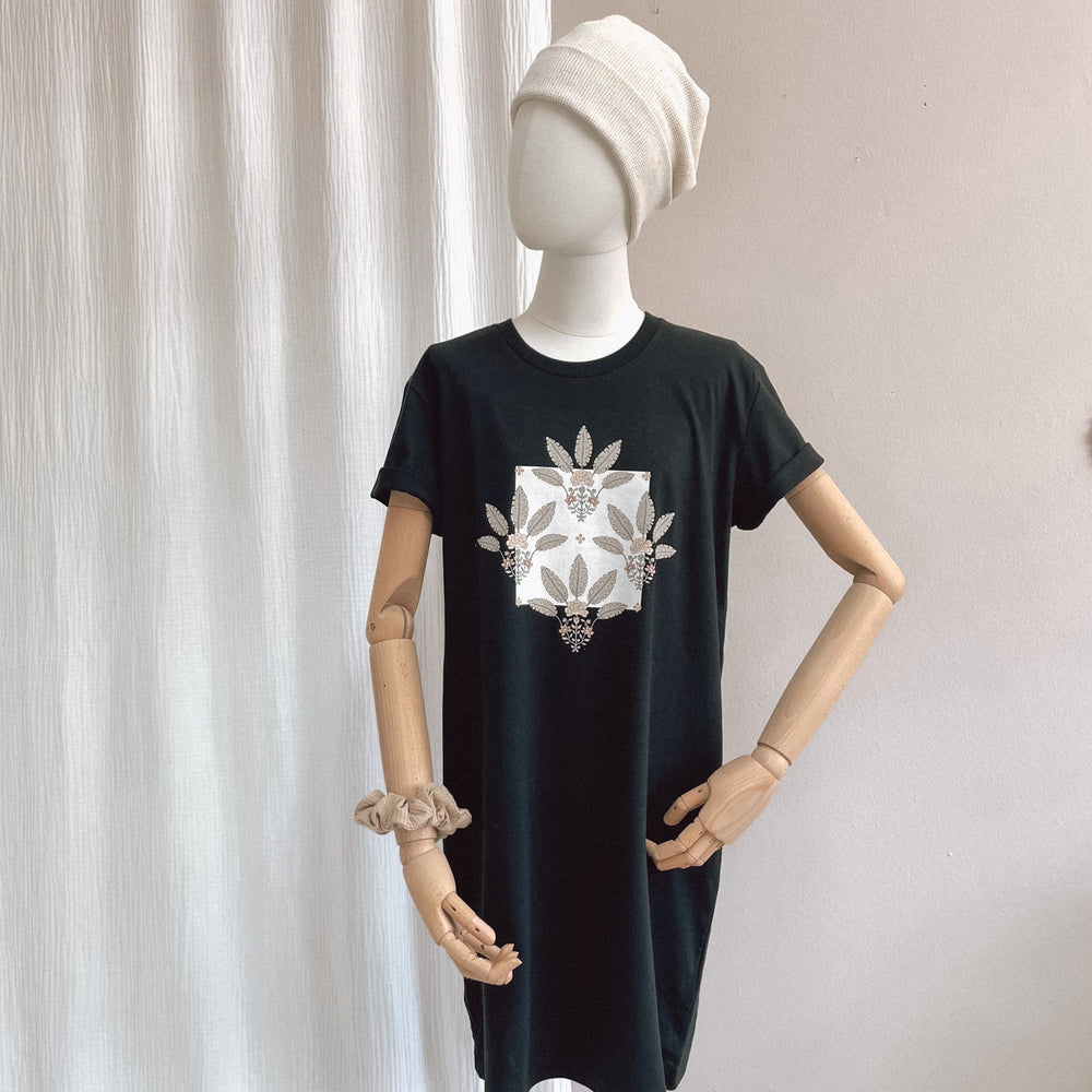 
                      
                        T-shirt dress / Girly palms / black
                      
                    