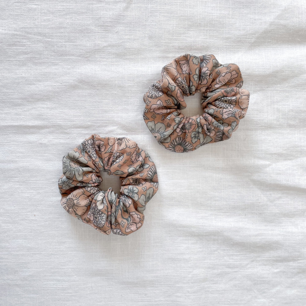 
                      
                        Scrunchie / Caramel Bold floral
                      
                    