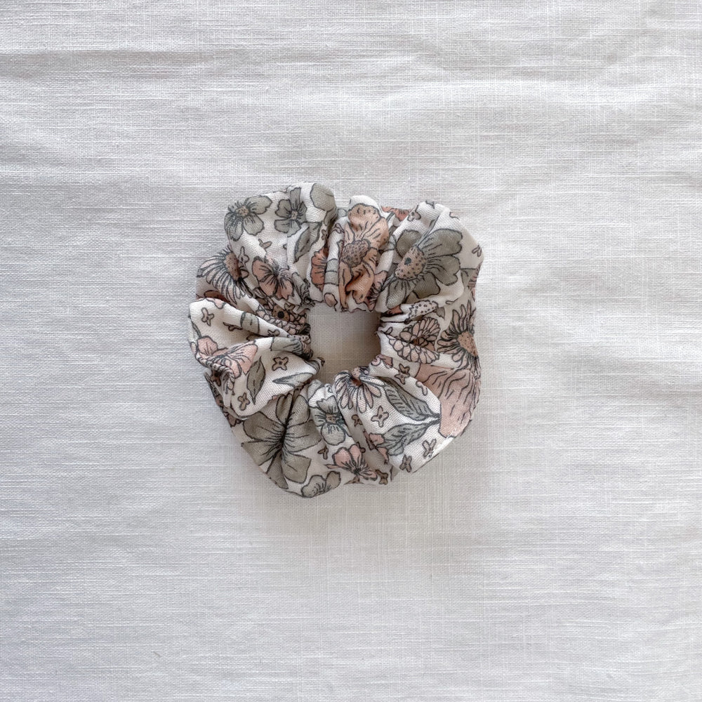 
                      
                        Scrunchie / Ecru Bold floral
                      
                    