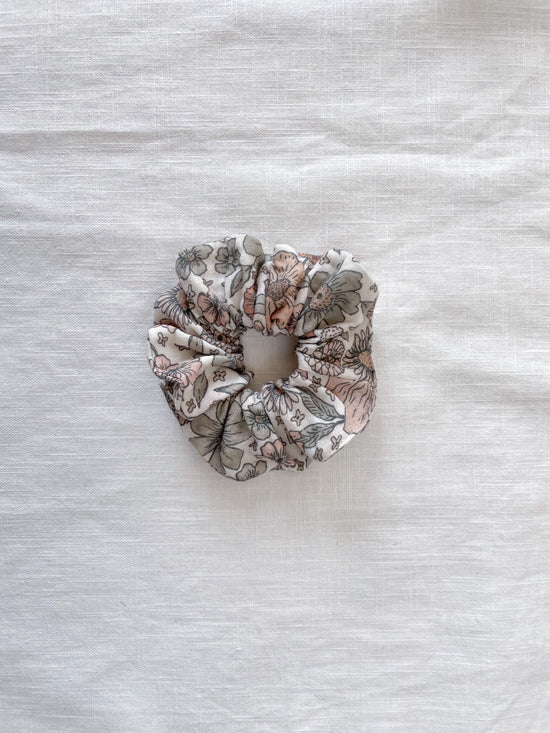 Load image into Gallery viewer, Scrunchie / Ecru Bold floral
