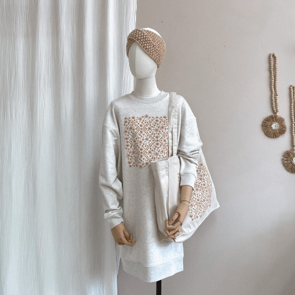 
                      
                        Oversized sweatshirt dress / Floral Garland / creamy grey
                      
                    